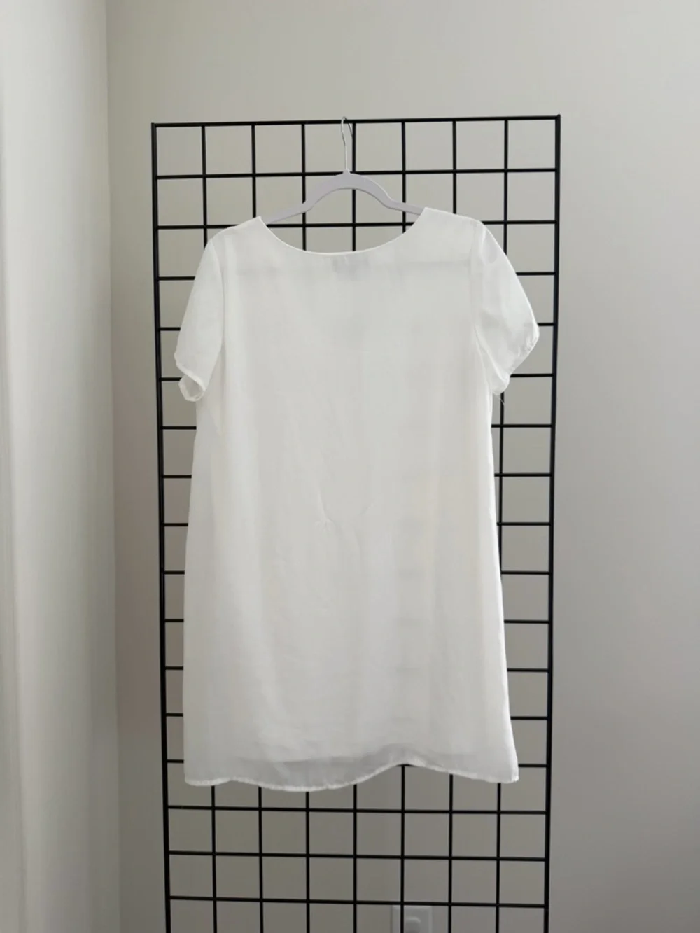 Lulu's White V-Neck Short Sleeve Shift Dress - Picture 3 of 4